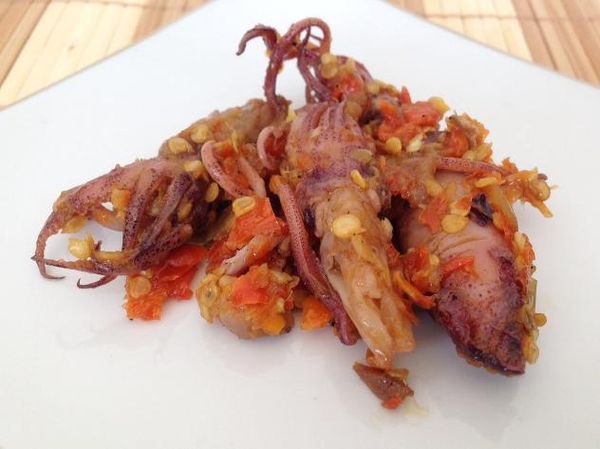 Pedas Mantap Tuna Suwir Rica dan Cumi Asin dengan Baluran Sambal