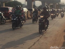 Warga dari Arah DKI ke Bekasi Dicek Suhu Tubuhnya di Jalan