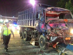 Tabrak Mobil dan Pembatas Tol di Cililitan, Muka Truk Ringsek