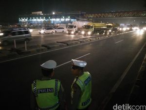 Lalu Lintas di Tol Menuju Jakarta Normal di Hari Terakhir Libur Panjang Lalu Lintas di Tol Menuju Jakarta Normal di Hari Terakhir Libur Panjang