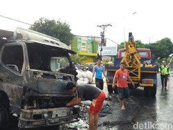 Kecelakaan Truk Vs Alphard, Dua-duanya terbakar di Semarang