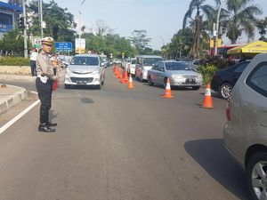 Polisi Larang 12 Bus Butut Melintas di Puncak Polisi Larang 12 Bus Butut Melintas di Puncak