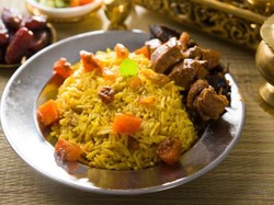 Nasi Mandi Kaya Rempah dengan Pelengkap Daging Kambing Empuk