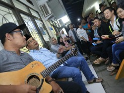 Ridwan Kamil Gandeng Pemusik Hibur Warga Antre Urus e-KTP