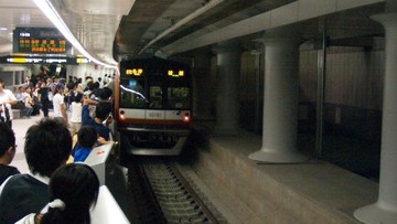 Inovasi AI Tokyo Metro Proyeksikan Gerbong Kereta Kosong di Lantai Peron