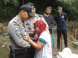 Cerita Polisi Gotong-Royong Bangun Rumah untuk Mak Rasem