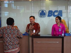 Sambut Hari Pelanggan Nasional, Jajaran Direksi BCA Layani Nasabah