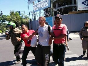 Bule Jerman Mengemis Terancam Dideportasi dari Indonesia Bule Jerman Mengemis Terancam Dideportasi dari Indonesia