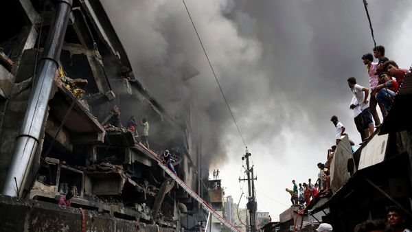 Pabrik Rokok di Bangladesh Ludes Terbakar