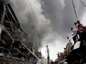 Pabrik Rokok di Bangladesh Ludes Terbakar