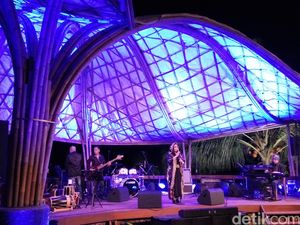 Ermy Kullit Ajak Penonton Nostalgia di Ijen Summer Jazz II