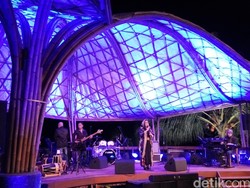 Ermy Kullit Ajak Penonton Nostalgia di Ijen Summer Jazz II