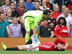 Mourinho: MU Seharusnya Dapat Penalti, Bravo Pantas Dikartu Merah