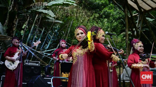Nasida Ria tampil sangat menarik di panggung lembah 1 Tanakita Camping Ground, Sukabumi. Tiga pemain biola yang terdiri dari Nurhayati, Nadhiroh dan Nurjanah sempat menampilkan atraksi permainan biola.