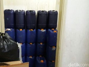 Polisi Gerebek Pabrik Miras Oplosan di Purwakarta