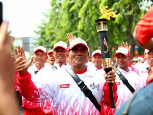 Pelatih Pertina Karawang Terima Api PON Pelatih Pertina Karawang Terima Api PON
