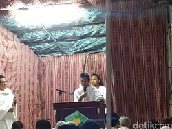 Melempar Simbol Penindasan, Keserakahan dan Kemunafikan