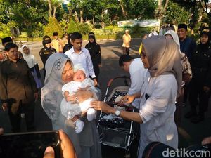 Usai Salat Ied, Risma Gendong Cucu Pertamanya Pulang ke Rumah Dinas