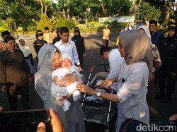 Usai Salat Ied, Risma Gendong Cucu Pertamanya Pulang ke Rumah Dinas