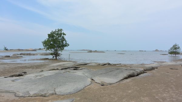 Pantai Tapak Antu di Bangka yang Tak Seseram Namanya