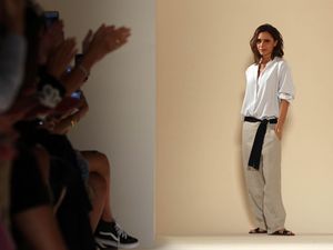 Mengintip Isi Tas Victoria Beckham, Ada Apa Saja?