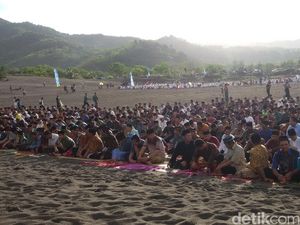 Meski Diguyur Hujan, Ribuan Jemaah Khusyuk Salat Id di Padang Pasir Bantul