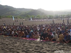 Meski Diguyur Hujan, Ribuan Jemaah Khusyuk Salat Id di Padang Pasir Bantul