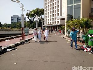 Sampah Berserakan di Halaman Masjid Istiqlal Usai Salat Idul Adha