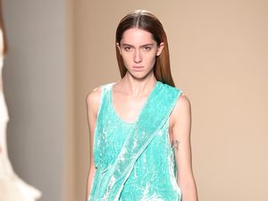 Menggunakan Busana Warna Ini Membuatmu Terlihat Lebih Muda