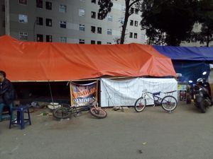 Menengok Perayaan Idul Adha di Tenda-tenda Warga Rawajati