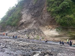 Tebing di Sungai Kali Putih Longsor Timbun Truk dan Sopirnya