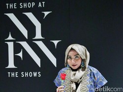 Anniesa Hasibuan Belajar Tampil Syari dengan Rilis Outerwear & Hoodie Instan