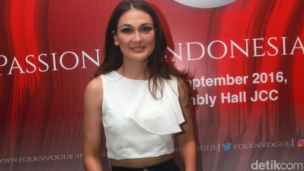 Tubuh Ramping Luna Maya