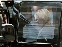 Hillary Clinton Buru-buru Tinggalkan Lokasi Peringatan 9/11 di New York