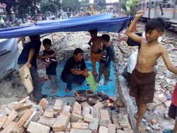 Asyiknya Bocah Korban Penggusuran Rawajati Saat Nyate Daging Kurban