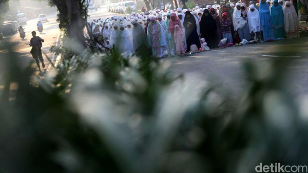 Warga Depok Salat Idul Adha di Jalan Juanda