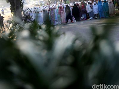 Warga Depok Salat Idul Adha di Jalan Juanda