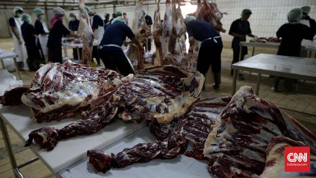 Sejumlah petugas memotong dan mengemas daging sapi kurban usai dipotong di Rumah Pemotongan Hewan (RPH) Dharma Jaya, Penggilingan, Jakarta Timur, Senin, 12 September 2016. Total sapi yang terkumpul dari 5 wilayah DKi Jakarta 75 sapi dan akan dibagikan kepada mustahik yang tersebar di DKI Jakarta. CNN Indonesia/Safir Makki