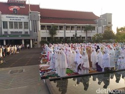 Risma Salat Ied di Halaman Taman Surya