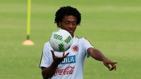 Juan Cuadrado sudah absen sejak Desember 2017 karena cedera pada kunci paha. Setelah menjalani operasi pada Januari 2018, Cuadrado belum bisa dipastikan kapan pulih. Pelatih Kolombia Jose Pekerman tentu berharap pemainnya itu bisa pulih tepat waktu. Foto: REUTERS/John Vizcaino