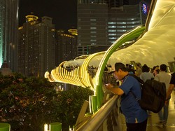 Perbandingan Jembatan Eco Skywalk di Jakarta Barat & Helix di Singapura