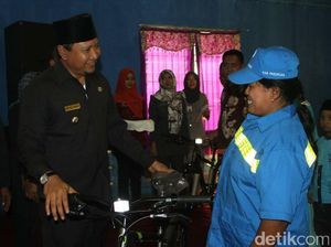Juru Parkir Perempuan ini Bahagia Dapat Sepeda Angin dari Bupati Irsyad