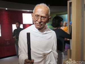 Dianggap Rasis, Patung Mahatma Gandhi di Ghana Diturunkan Dianggap Rasis, Patung Mahatma Gandhi di Ghana Diturunkan