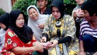 Gaya Syahrini Saat Potong Kurban di Rumahnya