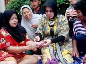 Gaya Syahrini Saat Potong Kurban di Rumahnya