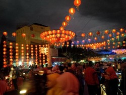 Ketika Pasar Gede Meriah dengan Lampion Merah