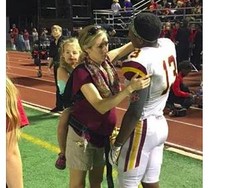 Foto Dokter yang Hamil 35 Minggu dan Kerja Sambil Gendong Anak Ini Jadi Viral