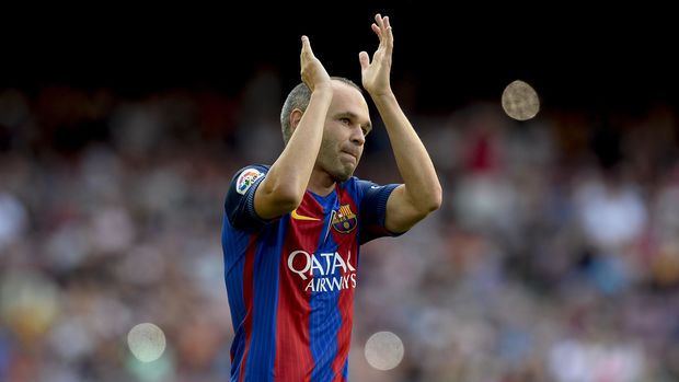 Andres Iniesta mendapat standing ovation dari suporter Sevilla.