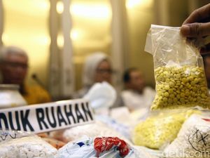 Perempuan Misterius di Gudang Obat Palsu