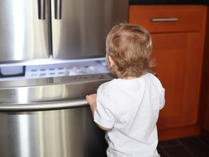 Memahami si Kecil yang Gemar Buka Tutup Pintu Kulkas Berulang Kali